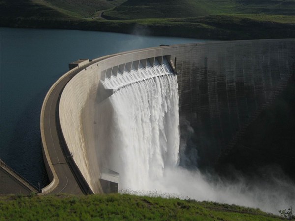 Лесото.Таких ГЭС ЮАР им нашлёпала аж 5 штук.Река Оранжевая.